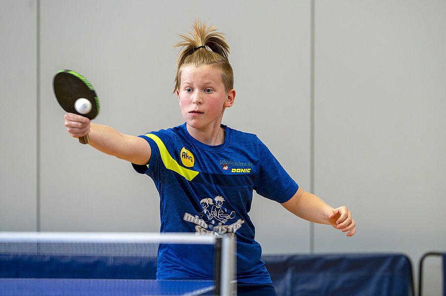Ein Junge spielt Tischtennis