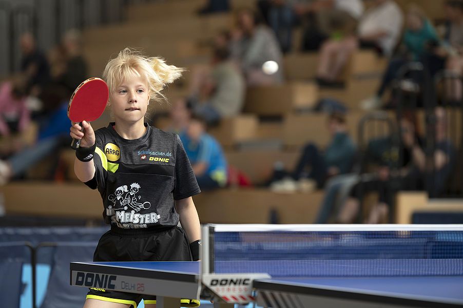 Ein Mädchen spielt Tischtennis