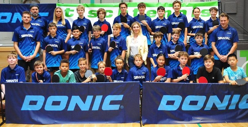 Cristina Antal besiegelte die Kooperation im September 2022 bei einem Fototermin mit dem TSG-Nachwuchs